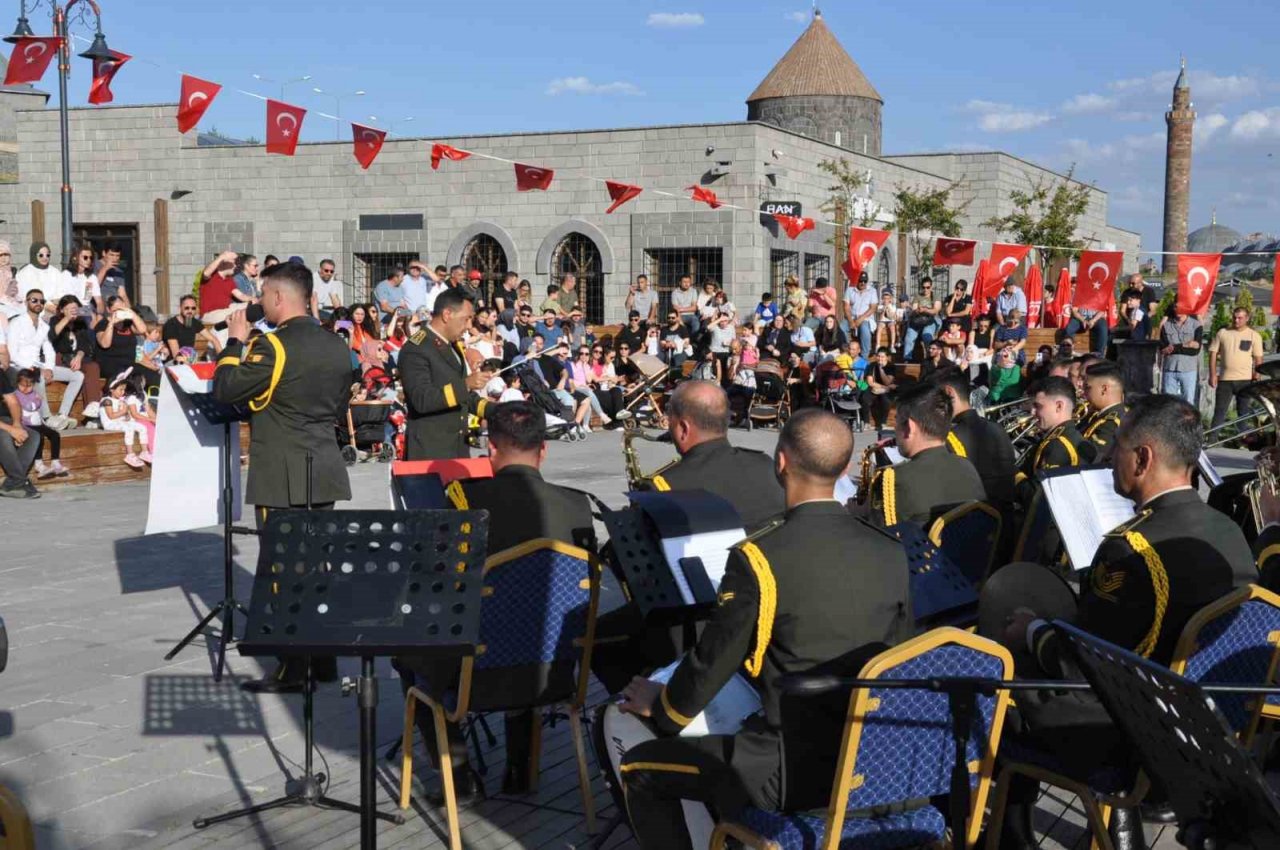 Kars’ta bando konseri yoğun ilgi gördü