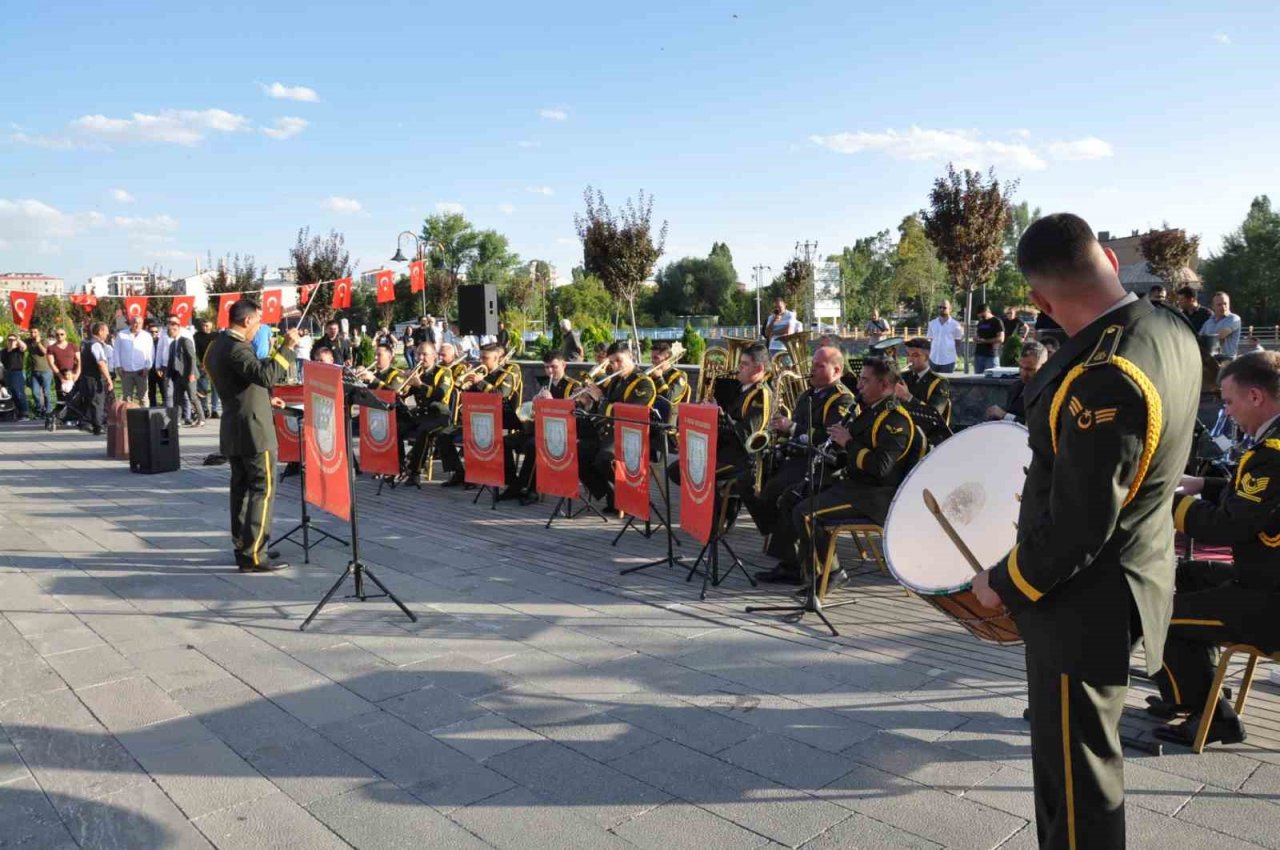 Kars’ta bando konseri yoğun ilgi gördü