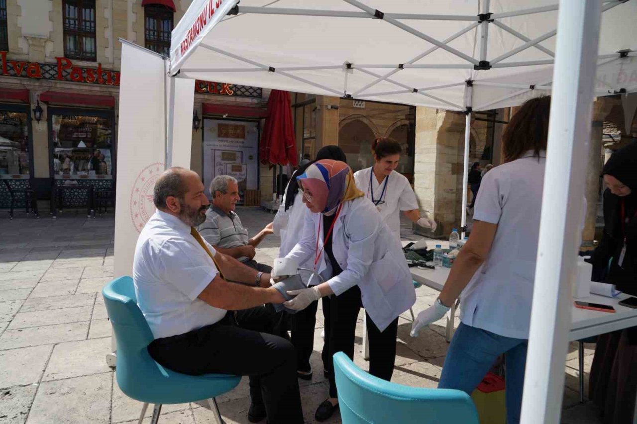 Kastamonu’da “Halk Sağlığı Sokağı” kuruldu, vatandaşlara ücretsiz sağlık testleri yapıldı