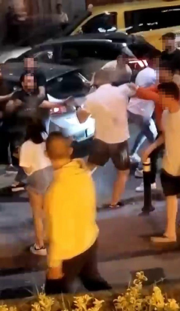 Caddebostan’da yol kavgasında tekme ve yumruklar havada uçuştu