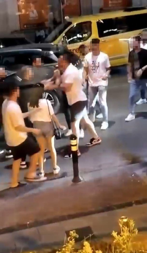 Caddebostan’da yol kavgasında tekme ve yumruklar havada uçuştu