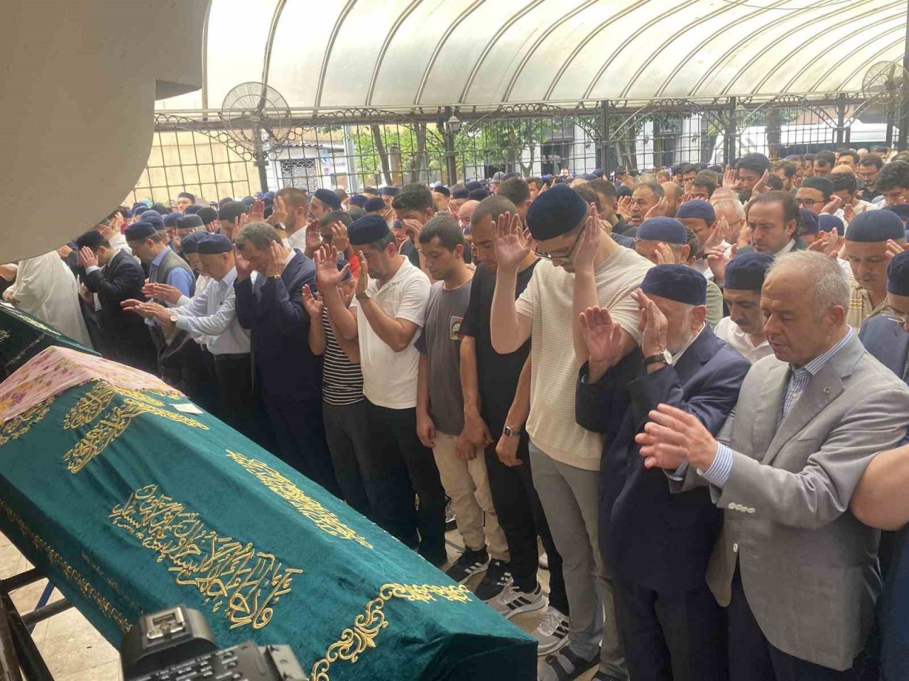 Kırklareli’nde selde hayatını kaybeden doktor ve eşi son yolculuğuna uğurlandı