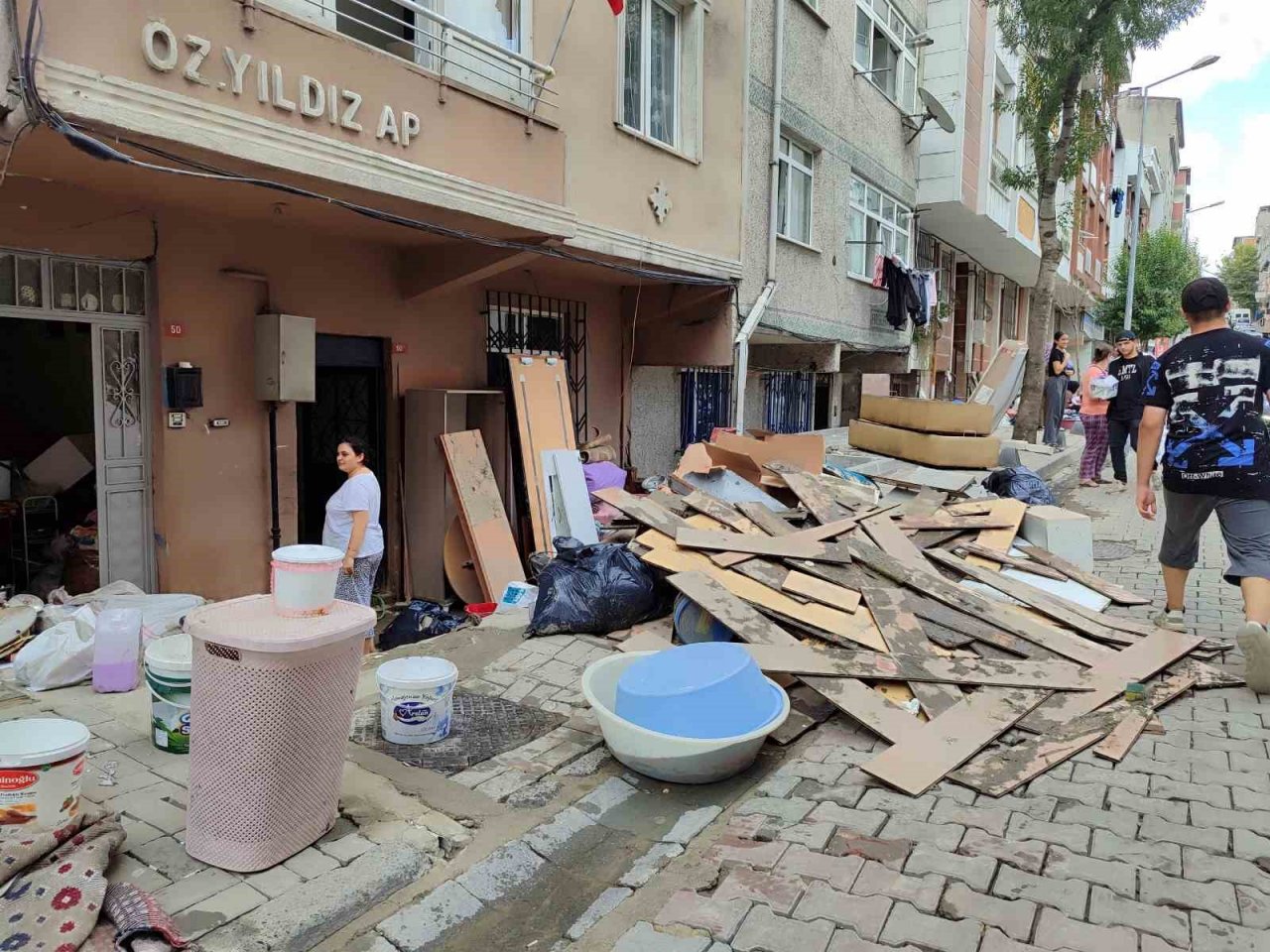 Kızına yaptığı çeyiz selde kullanılmaz hale geldi