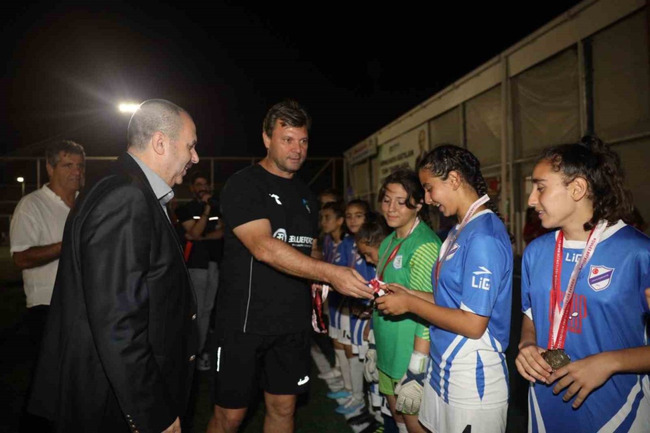 Kızlar kozlarını sahada paylaştı