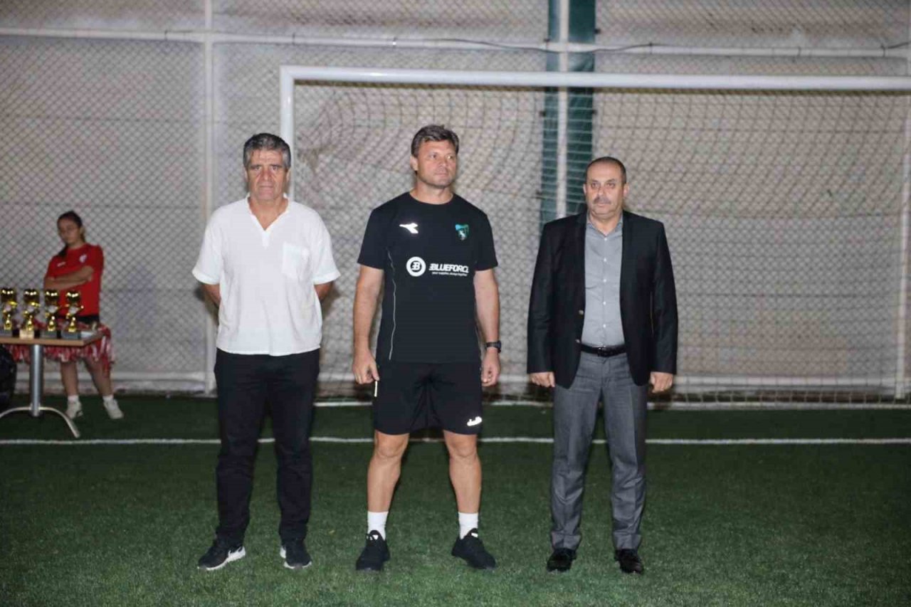 Kızlar kozlarını sahada paylaştı