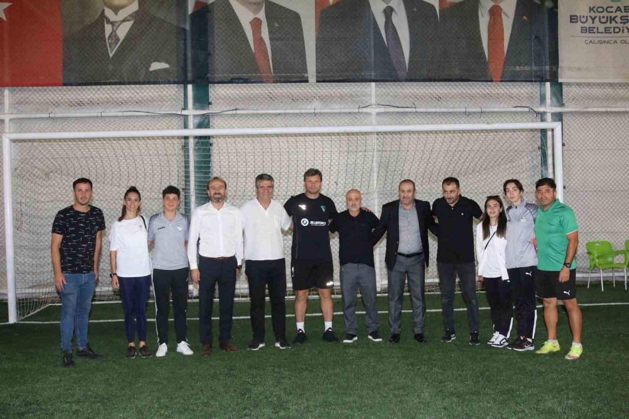 Kızlar kozlarını sahada paylaştı