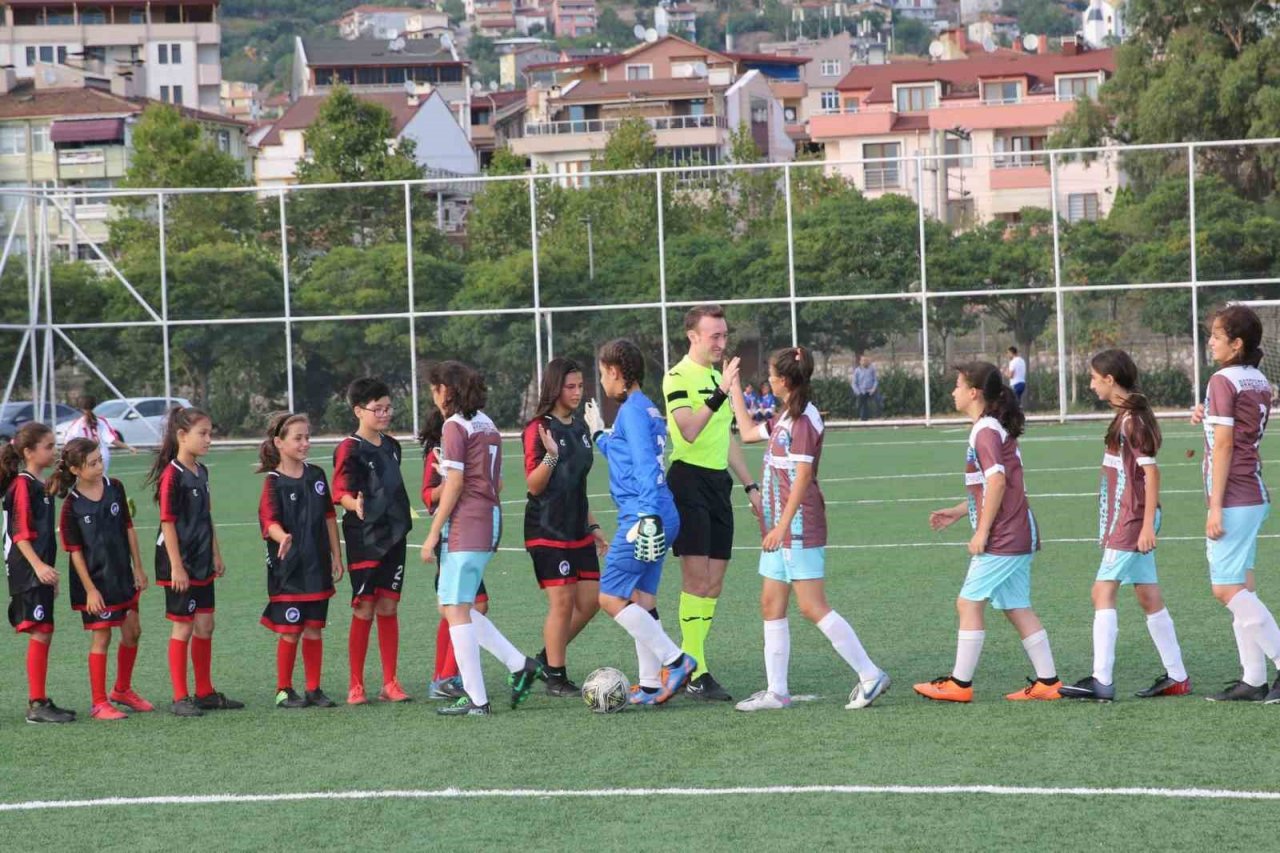 Kızlar kozlarını sahada paylaştı