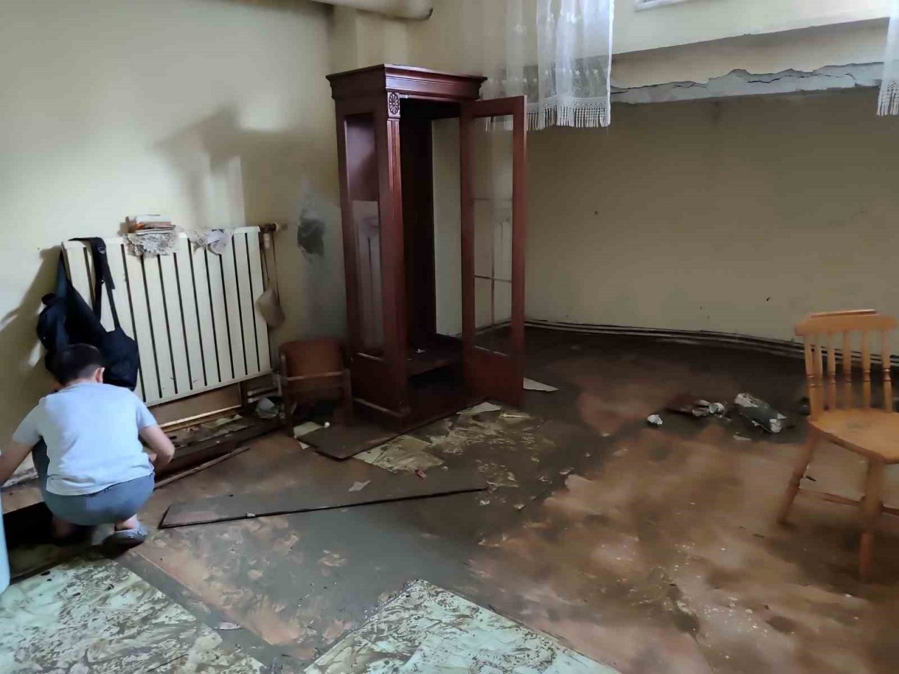 Kızına yaptığı çeyiz selde kullanılmaz hale geldi