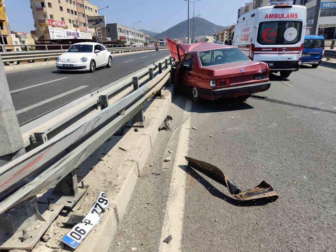 Kuşadası’nda ehliyetsiz sürücü otomobiliyle bariyerlere çarptı: 2 yaralı