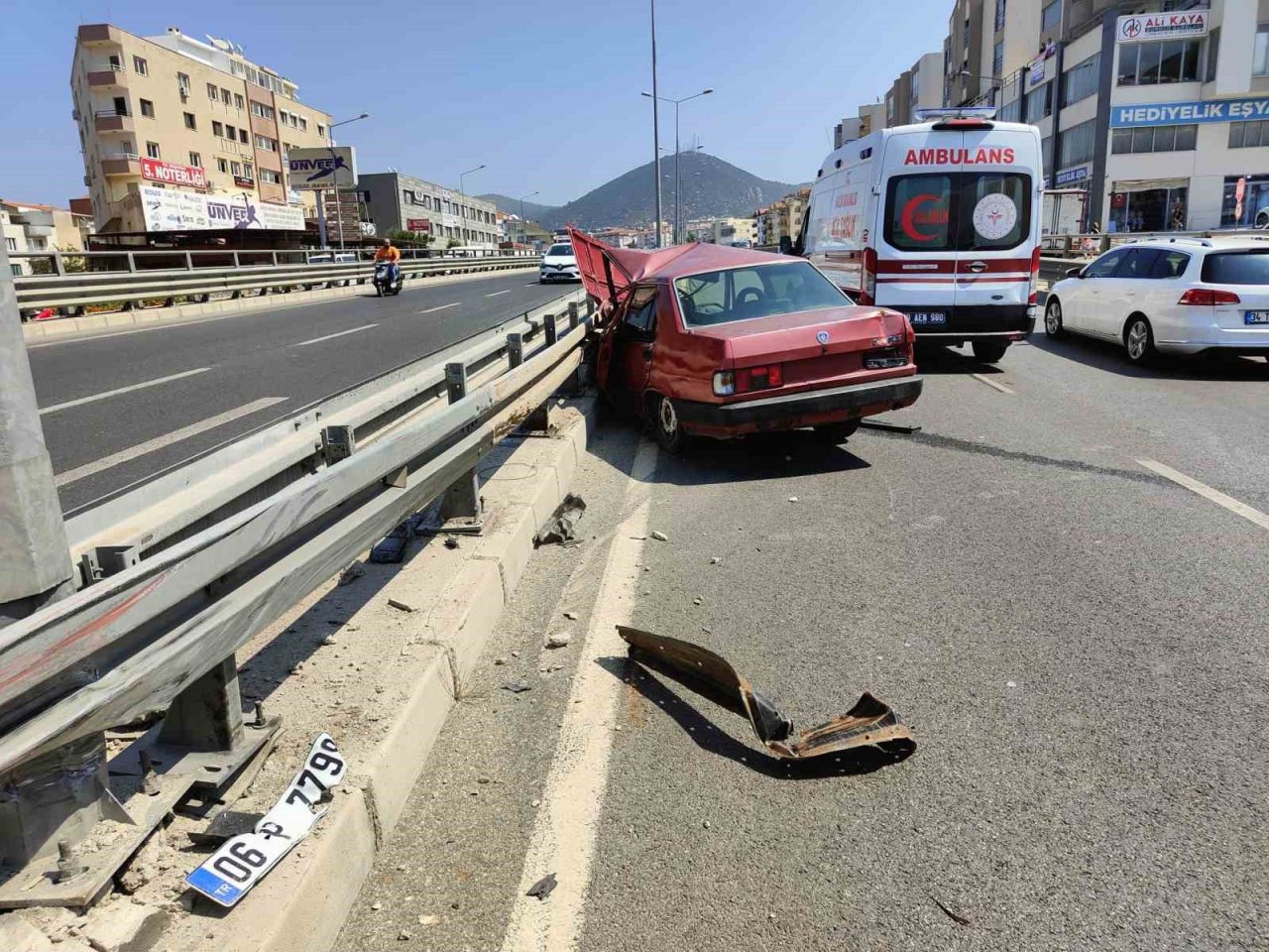 Kuşadası’nda ehliyetsiz sürücü otomobiliyle bariyerlere çarptı: 2 yaralı