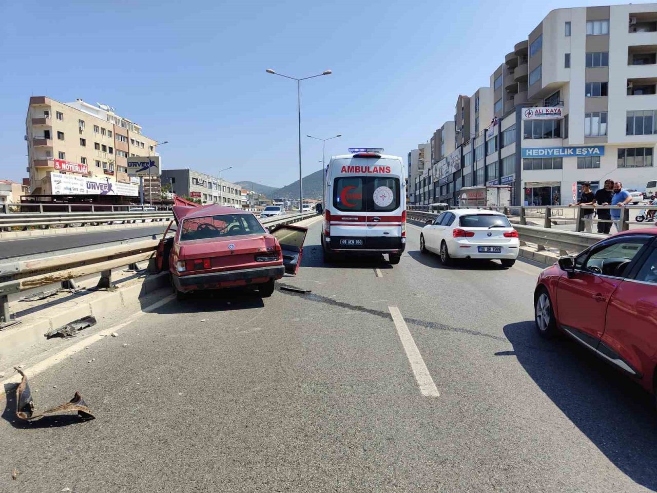 Kuşadası’nda ehliyetsiz sürücü otomobiliyle bariyerlere çarptı: 2 yaralı