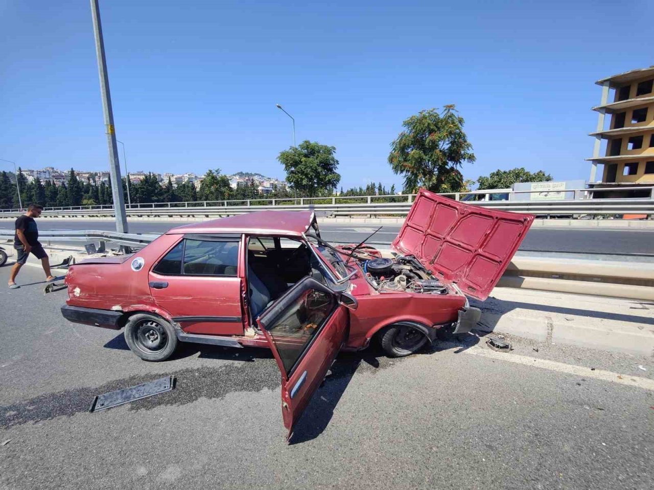 Kuşadası’nda ehliyetsiz sürücü otomobiliyle bariyerlere çarptı: 2 yaralı