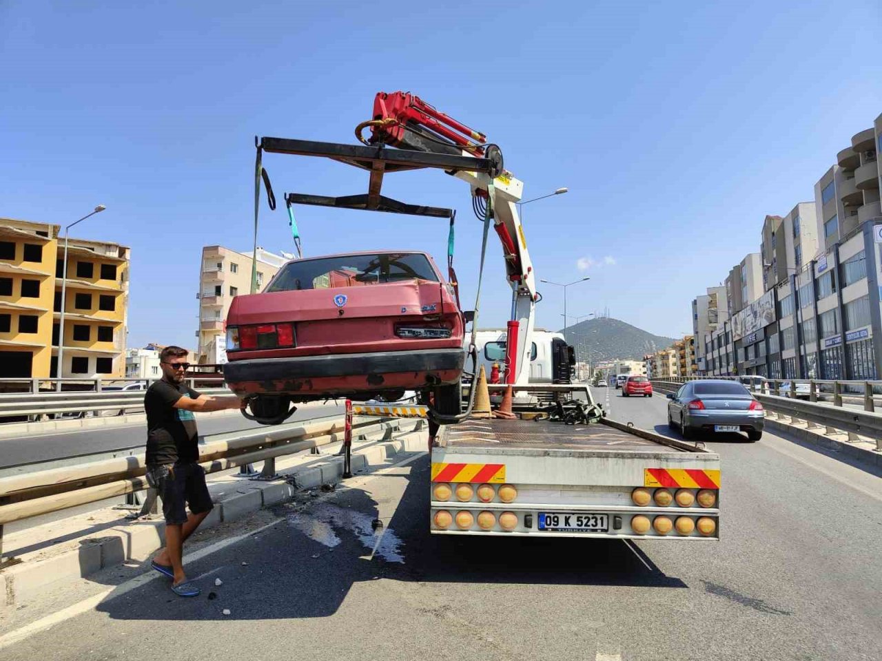 Kuşadası’nda ehliyetsiz sürücü otomobiliyle bariyerlere çarptı: 2 yaralı