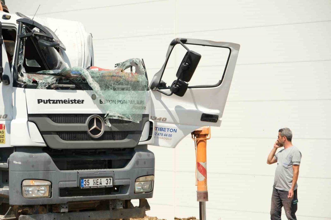 Manisa OSB’de iş makinesi beton dökme makinesinin üzerine devrildi: 1 yaralı