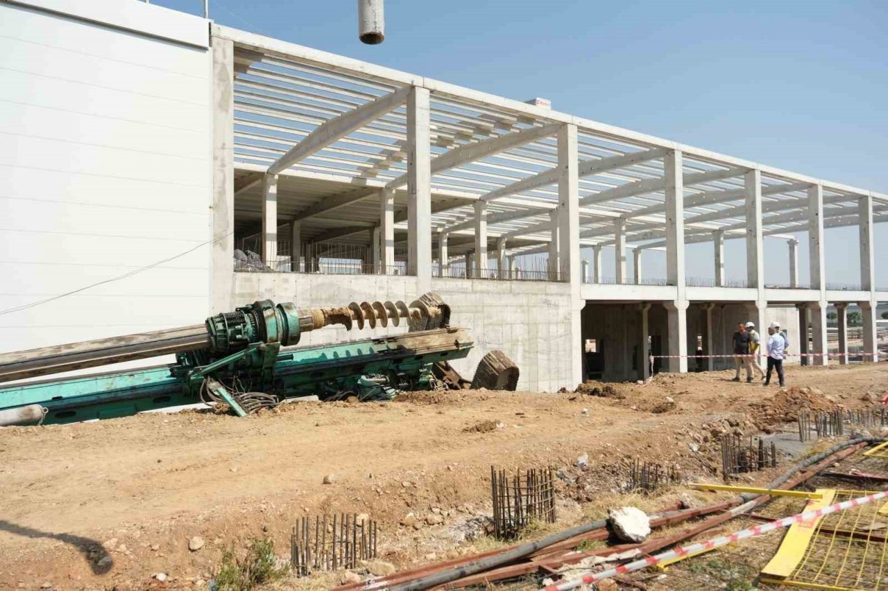 Manisa OSB’de iş makinesi beton dökme makinesinin üzerine devrildi: 1 yaralı