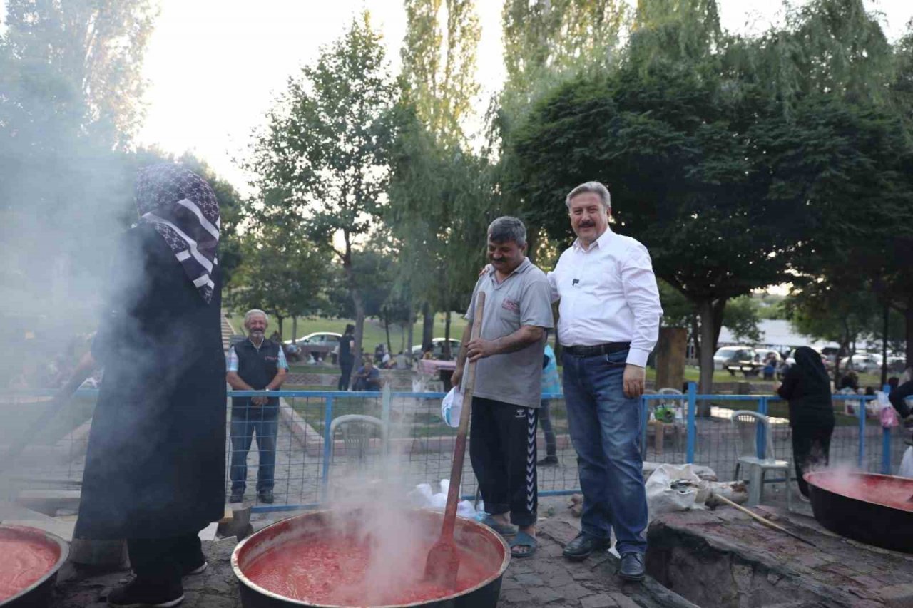 Salça Günlerinde Vatandaşlar Hem Salça Kaynatıyor, Hem Kaynaşıyor