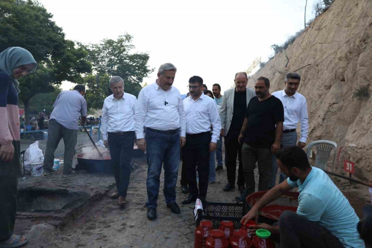 Salça Günlerinde Vatandaşlar Hem Salça Kaynatıyor, Hem Kaynaşıyor