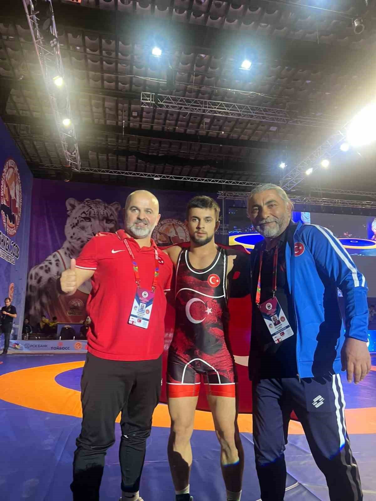 Sakarya Büyükşehirli güreşçi dünya şampiyonu oldu