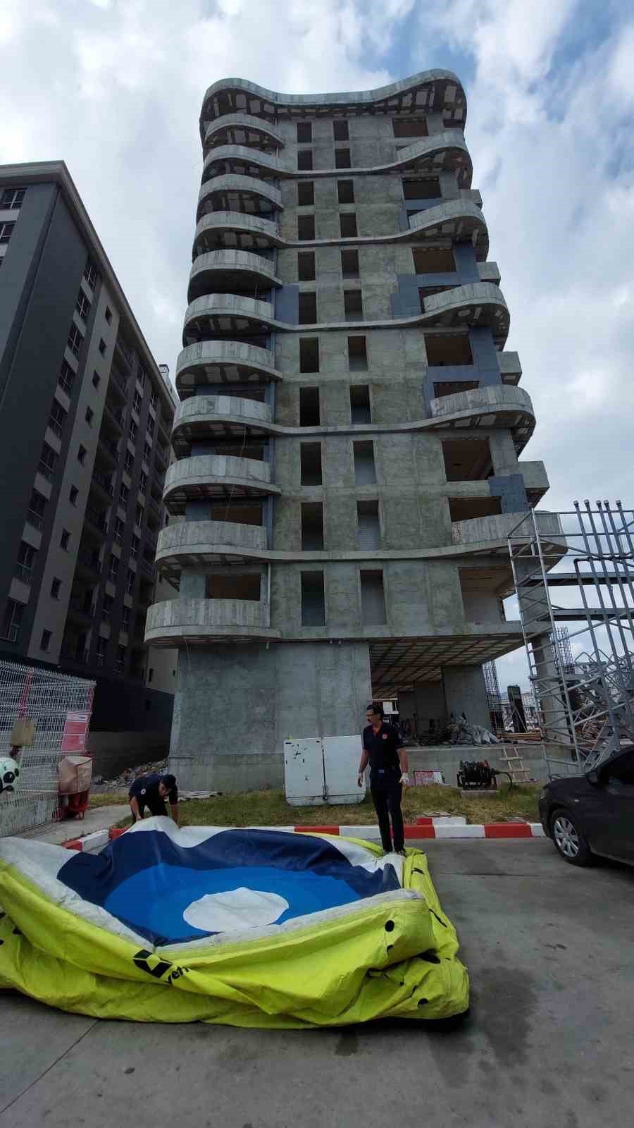 11. katlı binanın çatısında intihara kalkıştı