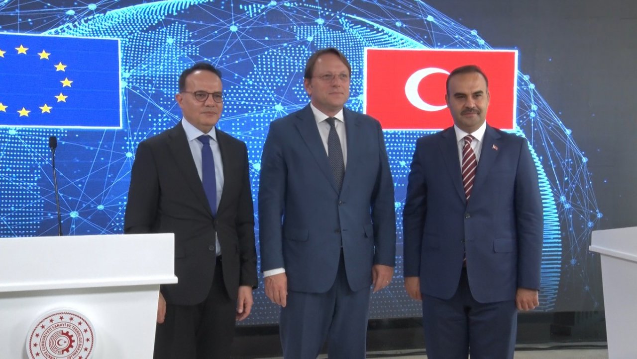 Bakan Kacır: “Arzumuz bir an önce vize serbestisi için Avrupa Birliği’nin somut ilerleme kaydetmesi”