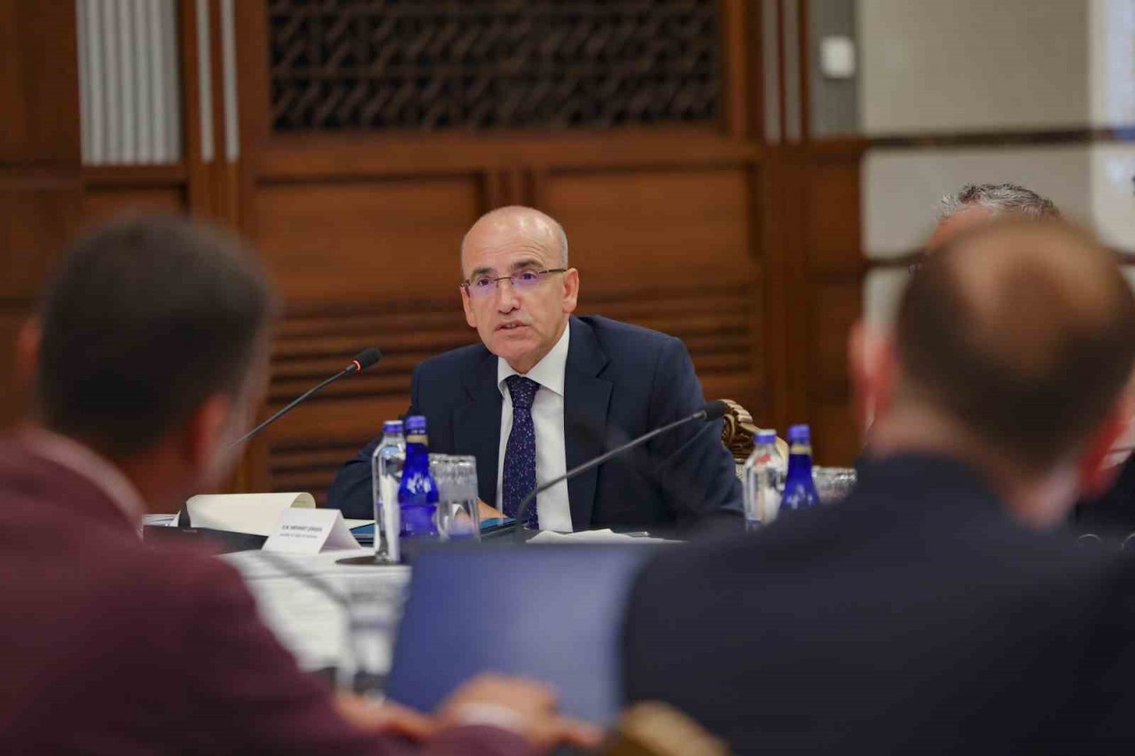 Bakan Şimşek: “Dar kesimlerin alım gücünün kalıcı şekilde artırılmasının tek yolu enflasyonu tek haneye düşürmekle olur”