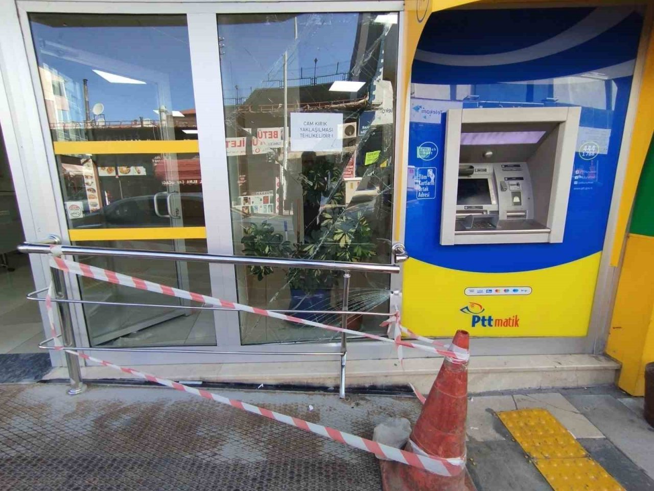 Faciadan kıl payı dönüldü, o anlar güvenlik kamerasına yansıdı