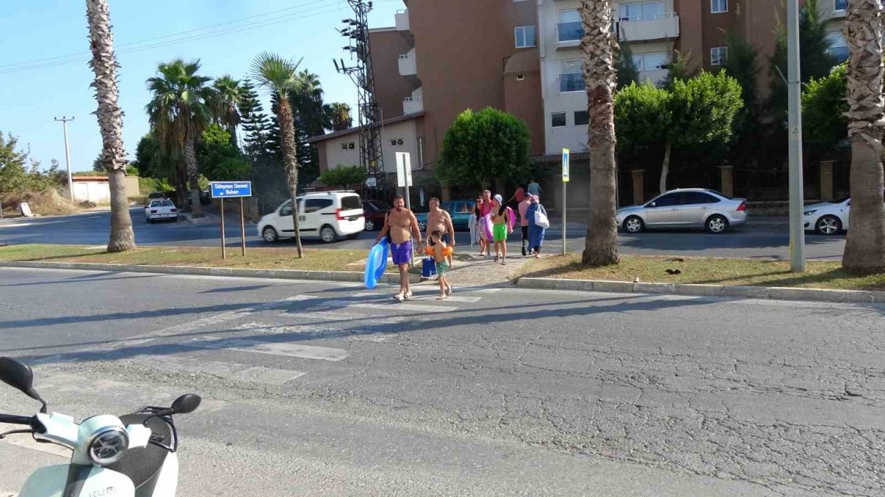 Tatilcilerin yaya geçidi çilesi