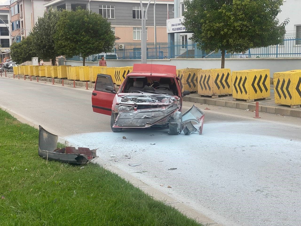 Aydınlatma direğine çarpan otomobil alev aldı