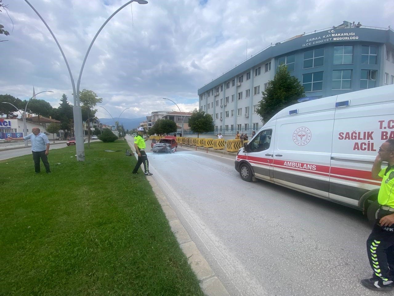 Aydınlatma direğine çarpan otomobil alev aldı