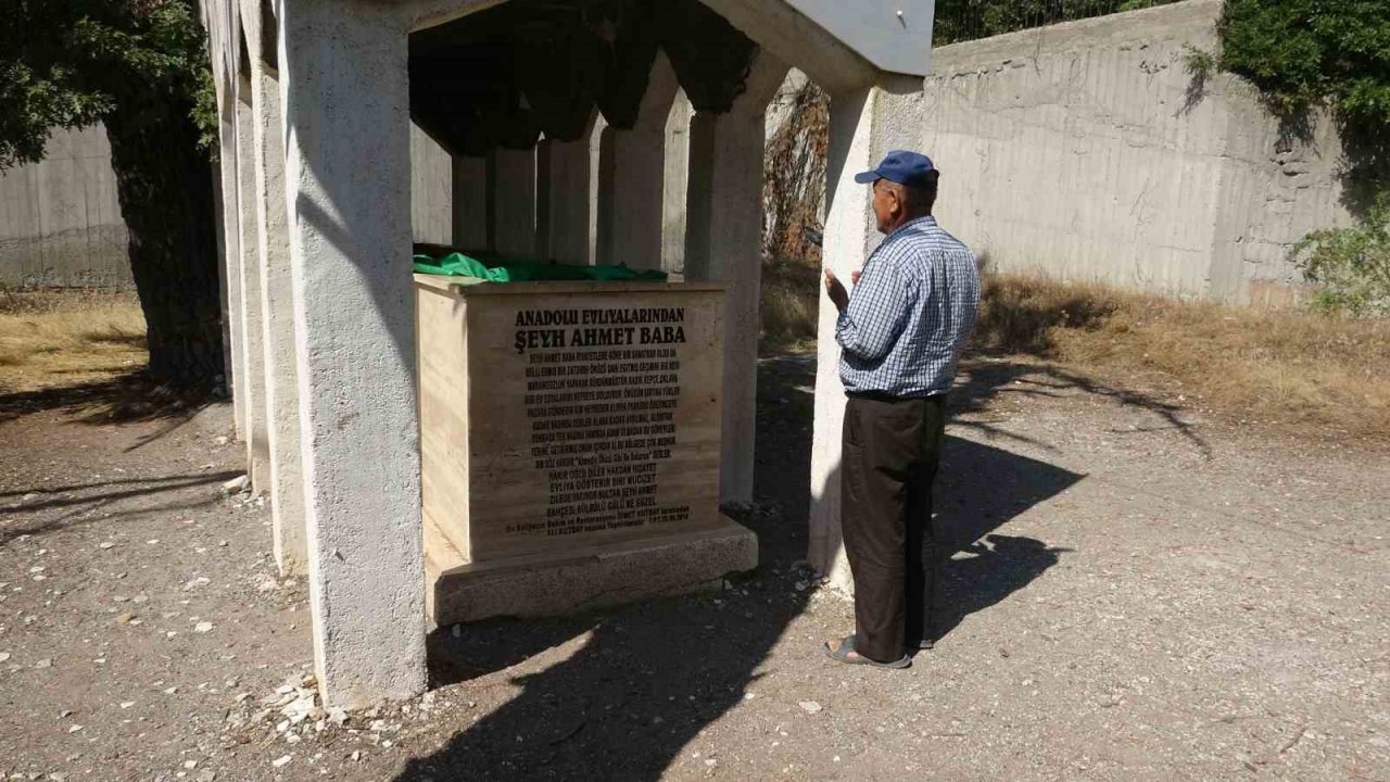 Rivayetleriyle dikkat çeken mezar uzunluğuyla şaşkına çeviriyor