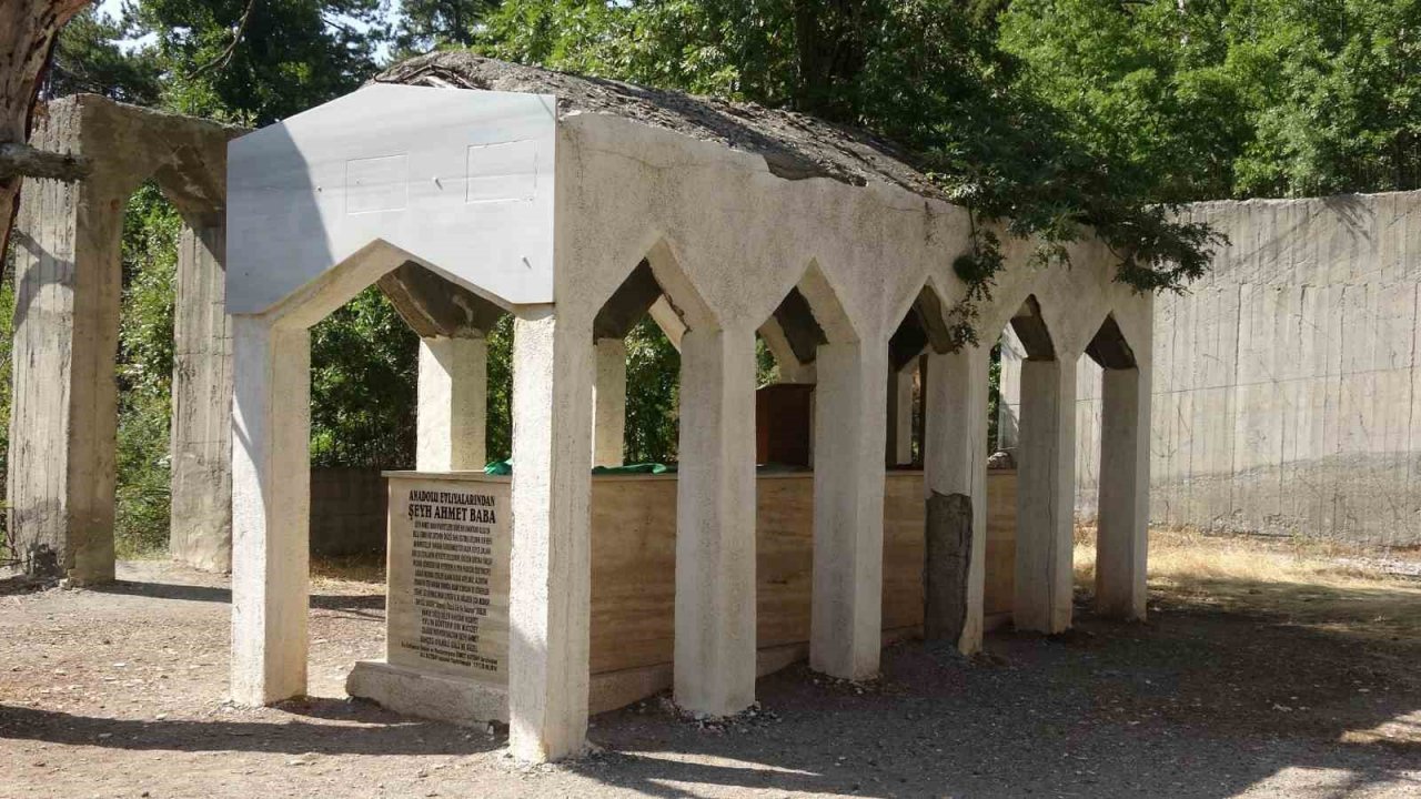 Rivayetleriyle dikkat çeken mezar uzunluğuyla şaşkına çeviriyor