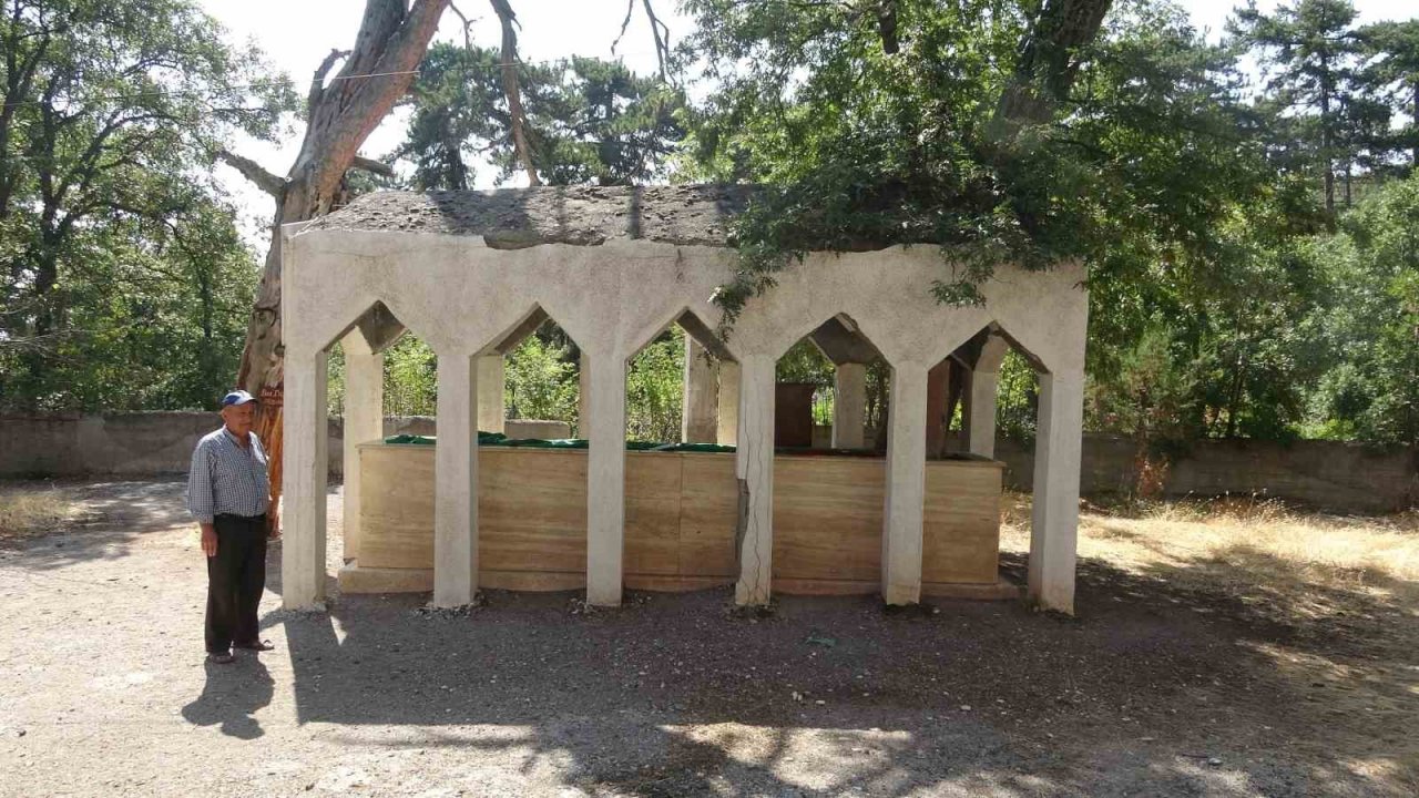 Rivayetleriyle dikkat çeken mezar uzunluğuyla şaşkına çeviriyor