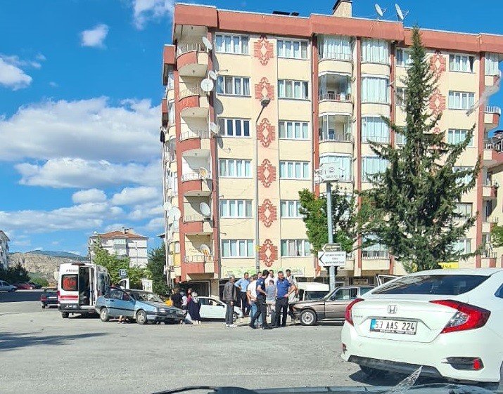 3 aracın karıştığı kazada 1 kişi yaralandı