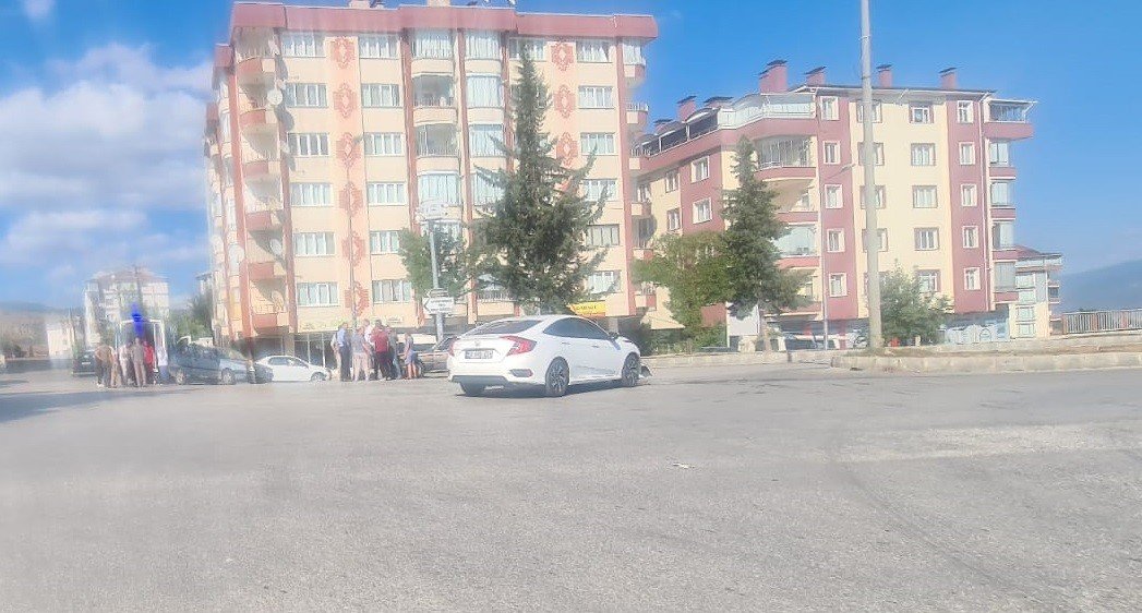 3 aracın karıştığı kazada 1 kişi yaralandı