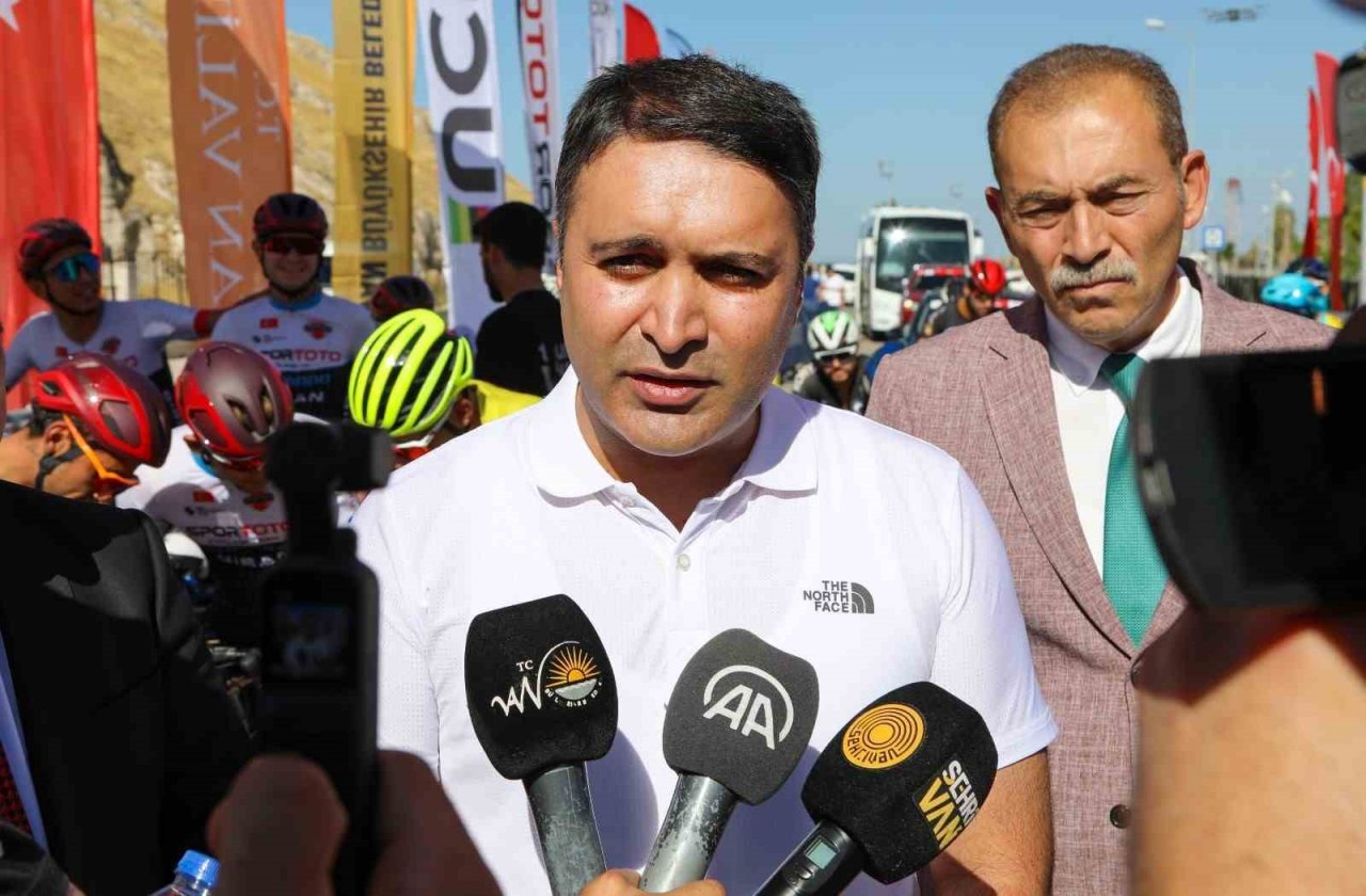 470 kilometrelik uluslararası bisiklet yarışı Van’dan start aldı