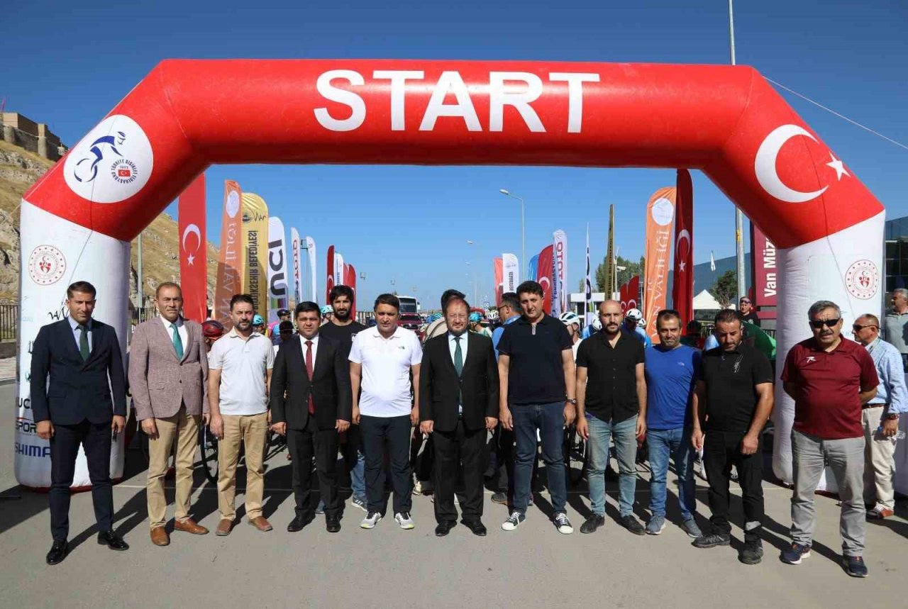470 kilometrelik uluslararası bisiklet yarışı Van’dan start aldı