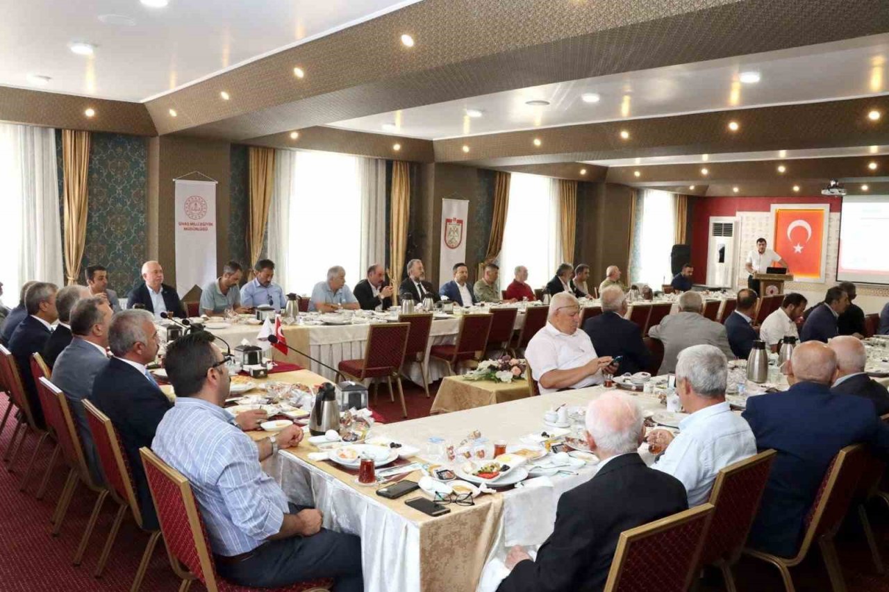 Yener, muhtarlarla buluştu