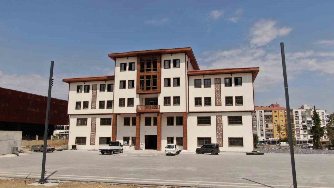 Yunusemre’nin ’100. Yıl Meydanı’ projesi inşaatı devam ediyor