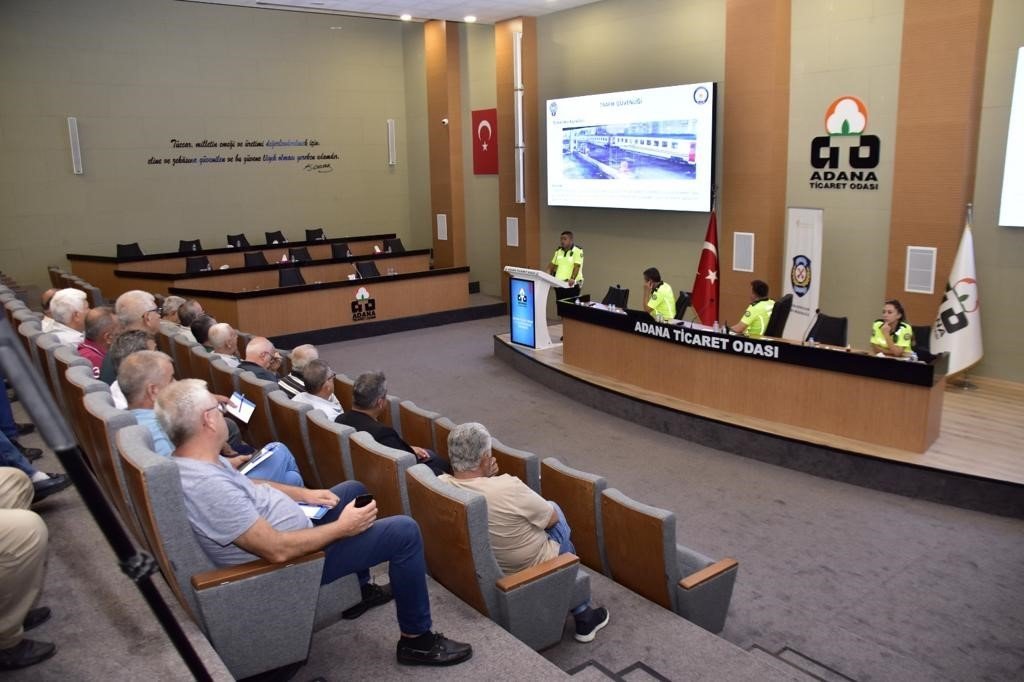 Okul servis şoförlerine trafik eğitim semineri verildi