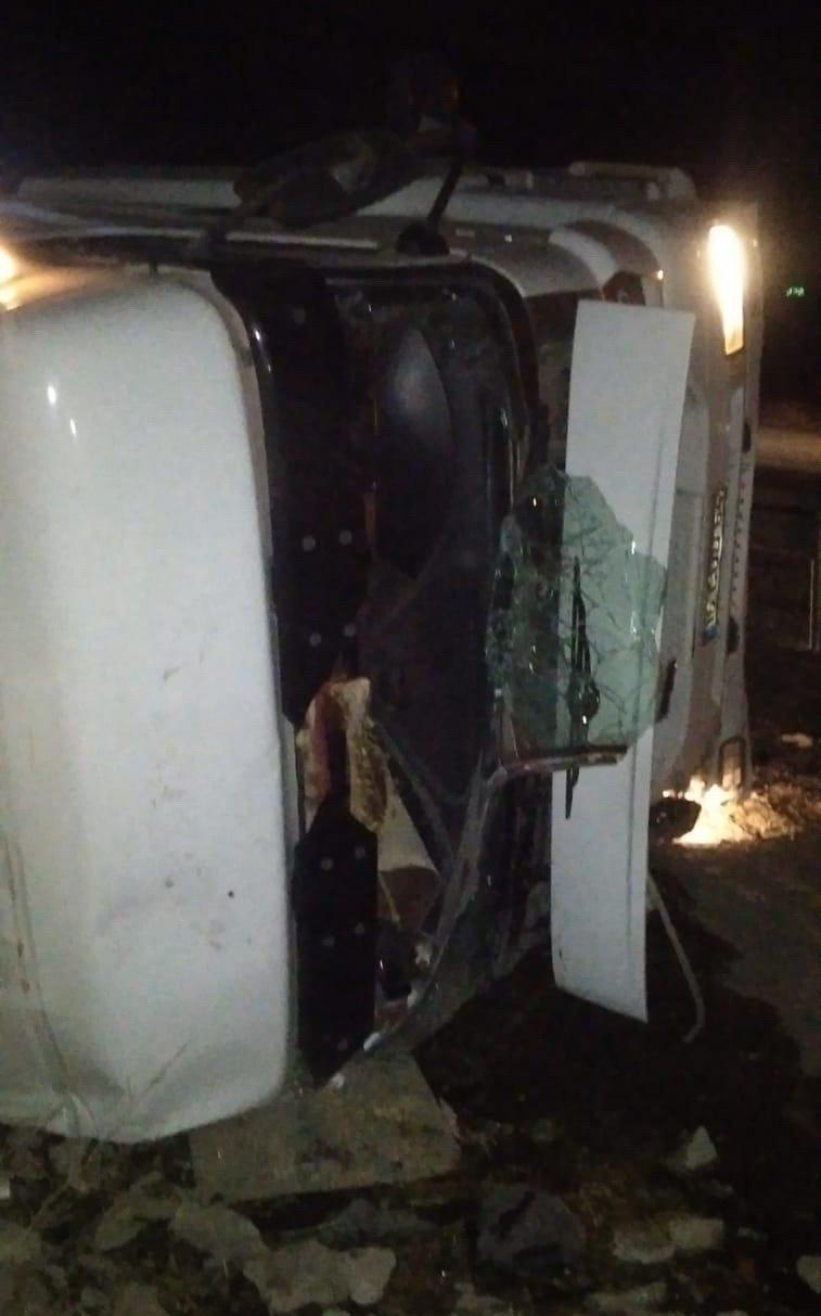 Virajı alamayan tır devrildi: 1 yaralı