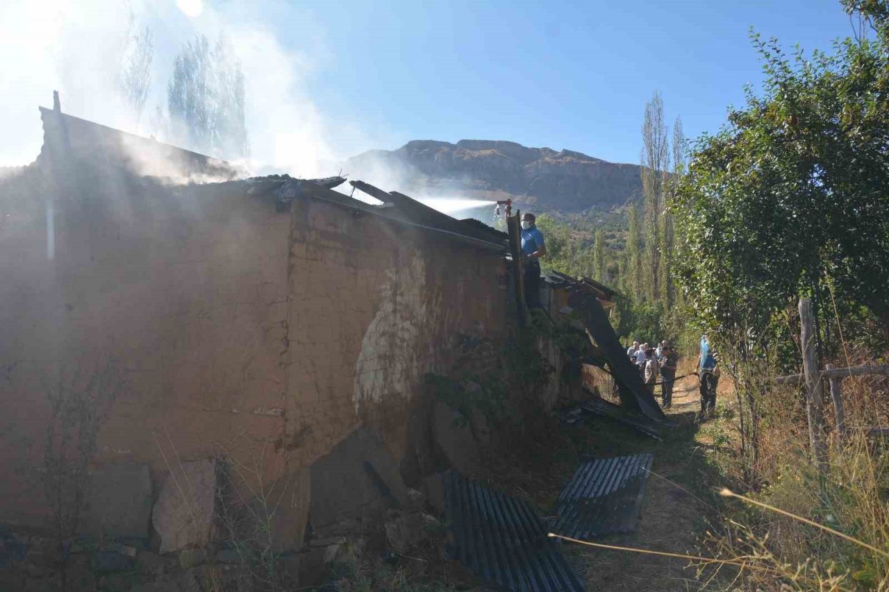Giresun’da iki katlı ahşap ev yangında kullanılmaz hale geldi