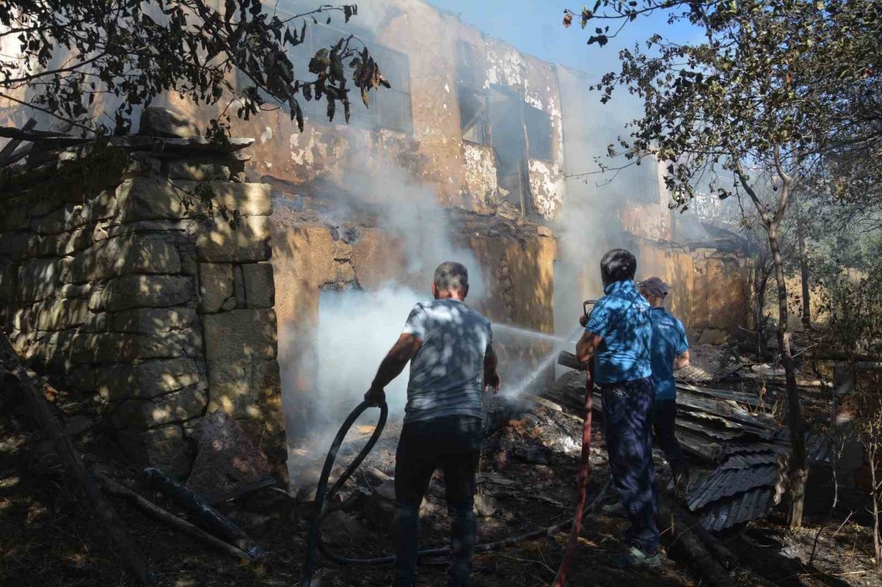 Giresun’da iki katlı ahşap ev yangında kullanılmaz hale geldi
