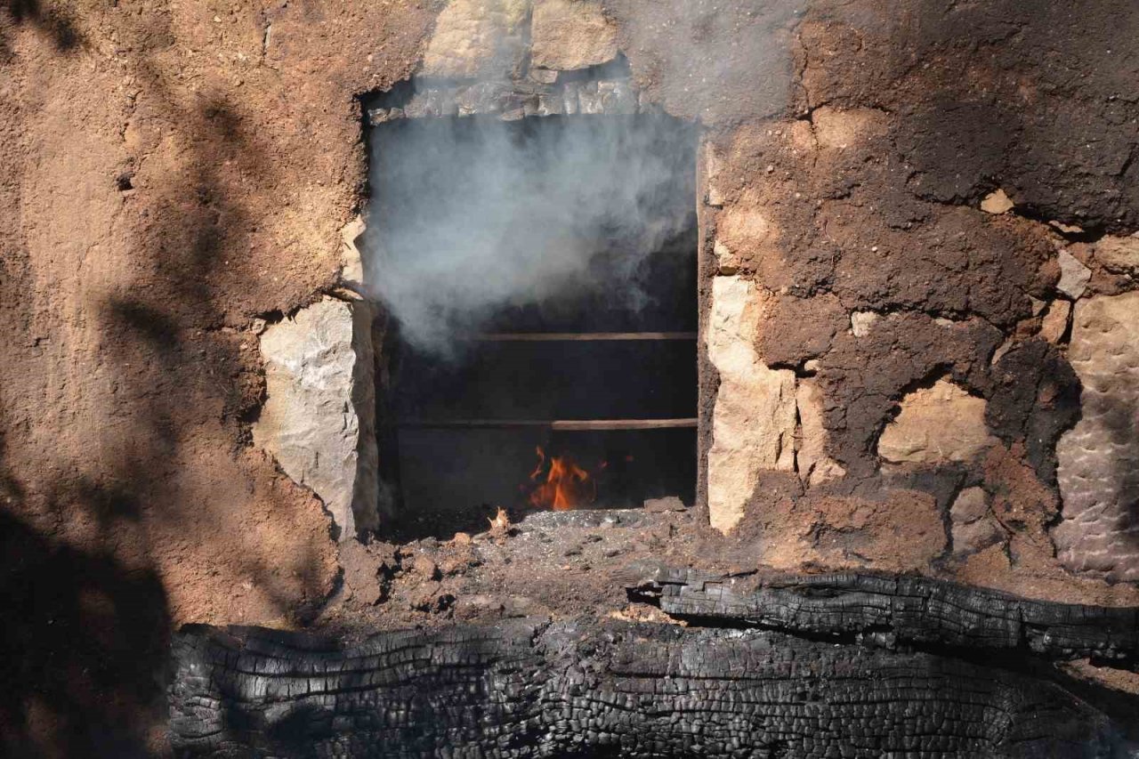 Giresun’da iki katlı ahşap ev yangında kullanılmaz hale geldi