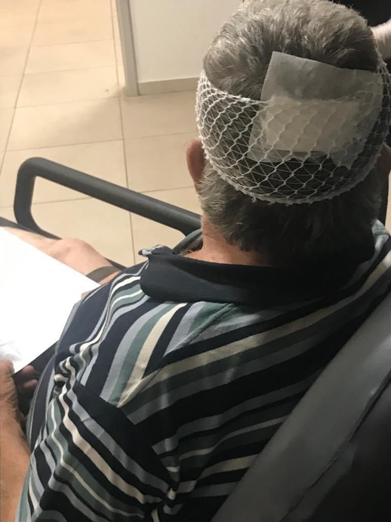 Sokak köpeklerini beslediği için komşusunun silahlı saldırısına uğradı