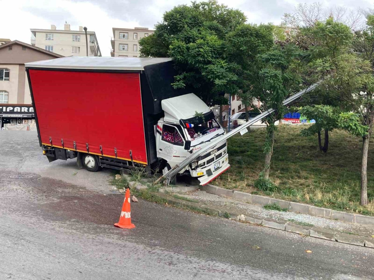 El freni çekilmeyen kamyon direğe çarparak durabildi