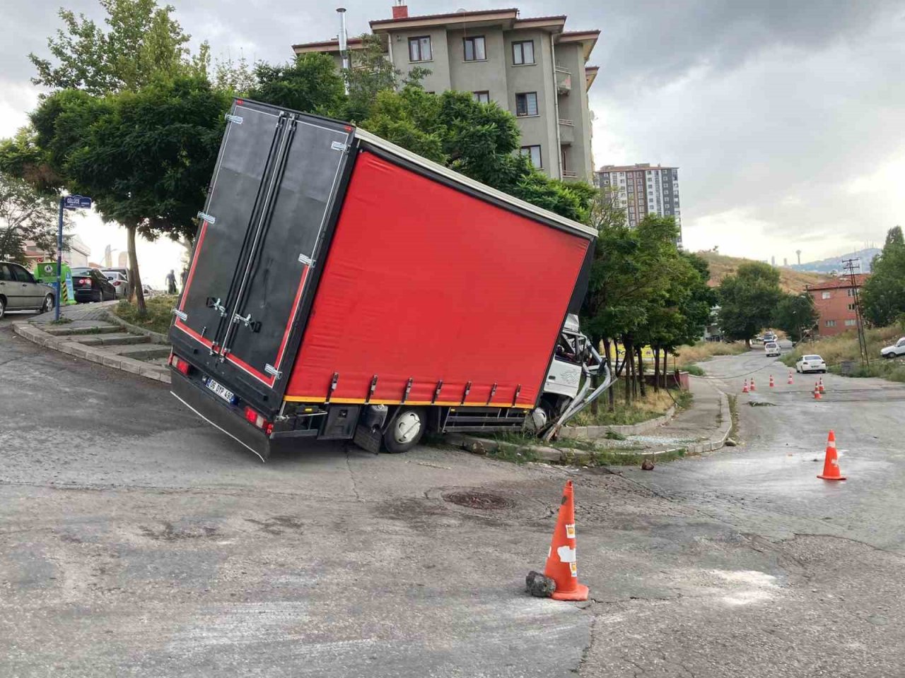 El freni çekilmeyen kamyon direğe çarparak durabildi