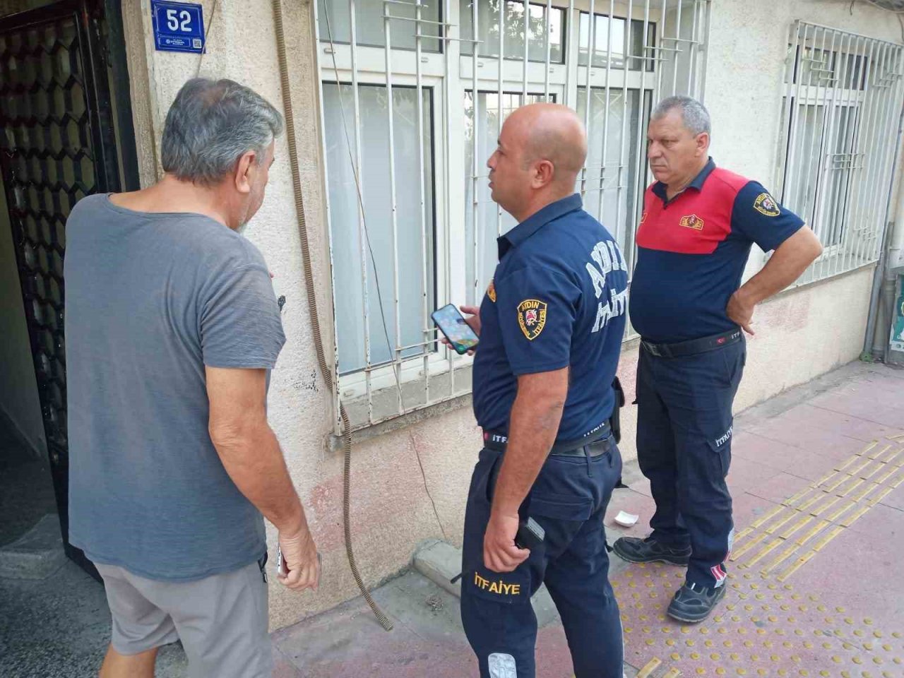 Bodrum havalandırmasına düşen yavru kediyi, itfaiye kurtardı