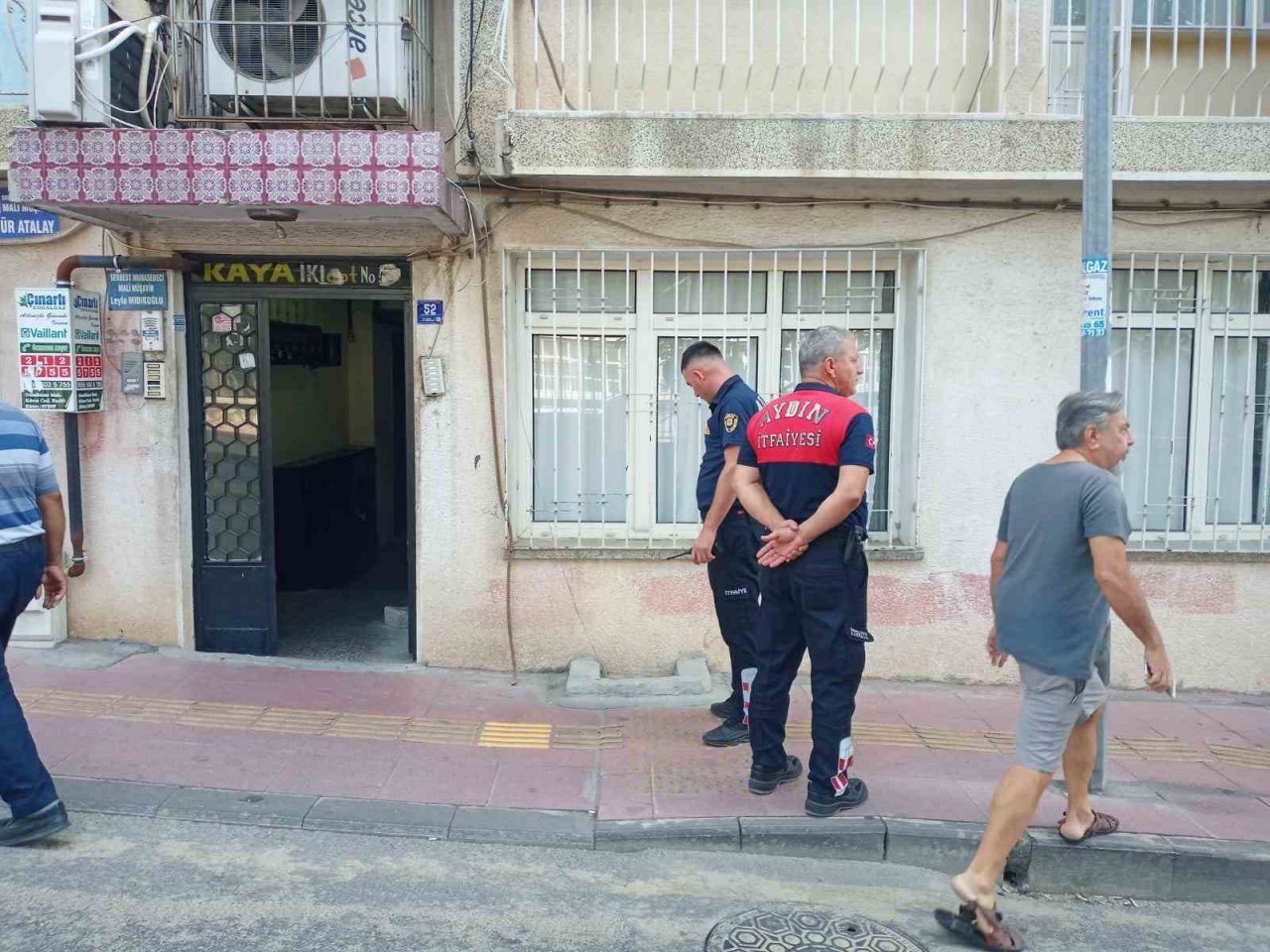 Bodrum havalandırmasına düşen yavru kediyi, itfaiye kurtardı