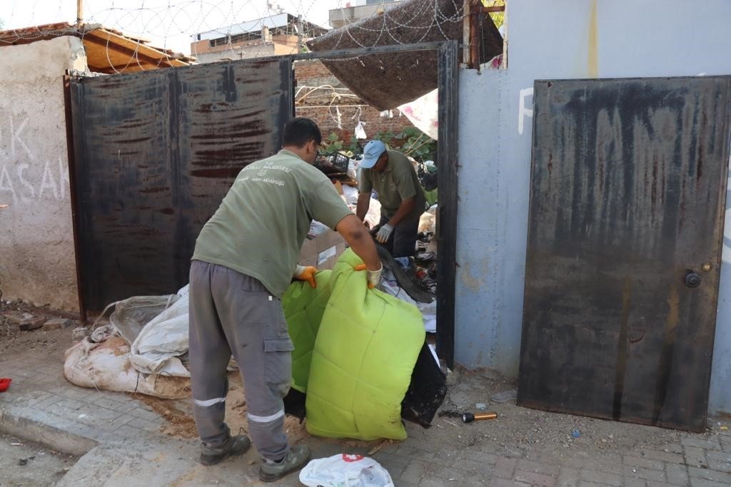 Bu evden, 8 saatte 7 kamyon çöp çıktı