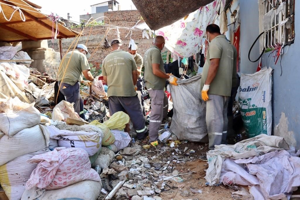 Bu evden, 8 saatte 7 kamyon çöp çıktı